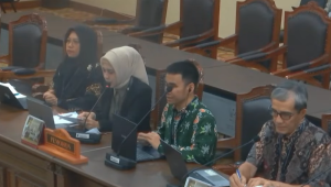 Permohonan perkara Nomor 283/PUU-XXIV/2026 ini diajukan oleh para Pemohon yang merupakan pegiat, akademisi, dan pemerhati di bidang Pemilu, yakni Titi Anggraini, Hadar Nafis Gumay, dan Nur Fauzi Ramadhan dan kuasa hukum para Pemohon, Tanti Oktari, di ruang sidang MK, Jakarta, Senin, 3/8/2026. | YouTube Mahkamah Konstitusi RI