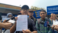 Koalisi Selamatkan Pendidikan Indonesia (KOSPI) menyerahkan dokumen kepada DPR RI sebagai bentuk mendesak percepatan implementasi Putusan Mahkamah Konstitusi (MK) Nomor 40, 52, dan 55/PUU-XXIV/2026 terkait pemisahan anggaran Program Makan Bergizi Gratis (MBG) dari anggaran pendidikan, di kawasan Parlemen, Senayan, Jakarta, Rabu, 5/8/2026. | Novia Suhari/ Forum Keadilan