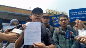 Koalisi Selamatkan Pendidikan Indonesia (KOSPI) menyerahkan dokumen kepada DPR RI sebagai bentuk mendesak percepatan implementasi Putusan Mahkamah Konstitusi (MK) Nomor 40, 52, dan 55/PUU-XXIV/2026 terkait pemisahan anggaran Program Makan Bergizi Gratis (MBG) dari anggaran pendidikan, di kawasan Parlemen, Senayan, Jakarta, Rabu, 5/8/2026. | Novia Suhari/ Forum Keadilan