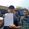 Koalisi Selamatkan Pendidikan Indonesia (KOSPI) menyerahkan dokumen kepada DPR RI sebagai bentuk mendesak percepatan implementasi Putusan Mahkamah Konstitusi (MK) Nomor 40, 52, dan 55/PUU-XXIV/2026 terkait pemisahan anggaran Program Makan Bergizi Gratis (MBG) dari anggaran pendidikan, di kawasan Parlemen, Senayan, Jakarta, Rabu, 5/8/2026. | Novia Suhari/ Forum Keadilan