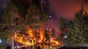 Tampak sejumlah perkantoran yang dibakar massa pada Selasa, 11/08/2026, malam| Dok Kapolres Puncak Papua