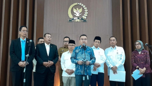 Wakil Ketua DPR RI Sufmi Dasco Ahmad (tengah) dalam konferensi pers usai finalisasi rancangan Peraturan Presiden (Perpres) terkait pengaturan transportasi online atau ojek online (ojol) di Kompleks Parlemen, Senayan, Jakarta, Selasa, 18/8/2026 | Novia Suhari/Forum Keadilan