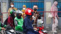 Anggota Komisi C DPRD DKI Jakarta Hardiyanto Kenneth membagikan masker gratis kepada masyarakat di Jalan Latumenten, Jakarta Barat | Ist