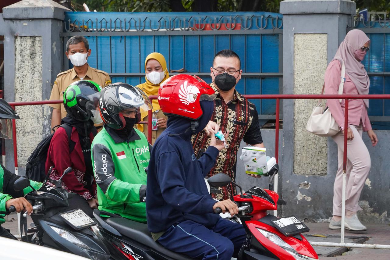 Mitigasi Abu Vulkanik Susulan, Anggota DPRD Kenneth Bagikan 100 Dus Masker Gratis di Latumenten