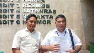 Tim Hukum Celebes Legal Center (CLC) Albert Sinay (kanan) di Polda Metri Jaya, Rabu, 9/9/2026 | Syahrul Baihaqi/Forum Keadilan