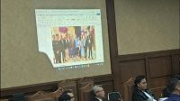 Foto pertemuan antara Prabowo Subianto dengan Bos Maktour Fuad Hasan Masyhur yang ditampilkan di Pengadilan Tipikor Jakarta, Kamis, 10/9/2026 | Syahrul Baihaqi/Forum Keadilan