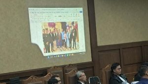 Foto pertemuan antara Prabowo Subianto dengan Bos Maktour Fuad Hasan Masyhur yang ditampilkan di Pengadilan Tipikor Jakarta, Kamis, 10/9/2026 | Syahrul Baihaqi/Forum Keadilan