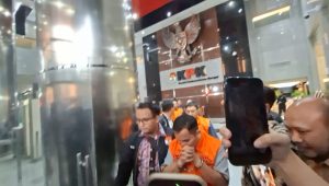 Para tersangka kasus dugaan suap pengurusan Hak Guna Bangunan (HGB) Kabupaten Bogor, di Gedung Merah Putih KPK, Jakarta Selatan, Selasa, 15/9/2026 | Muhammad Reza/Forum Keadilan