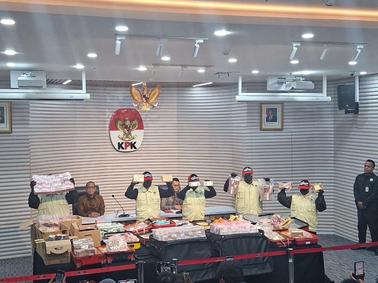 KPK Amankan Uang Tunai Rp106,3 Miliar dalam Kasus Suap Pertanahan