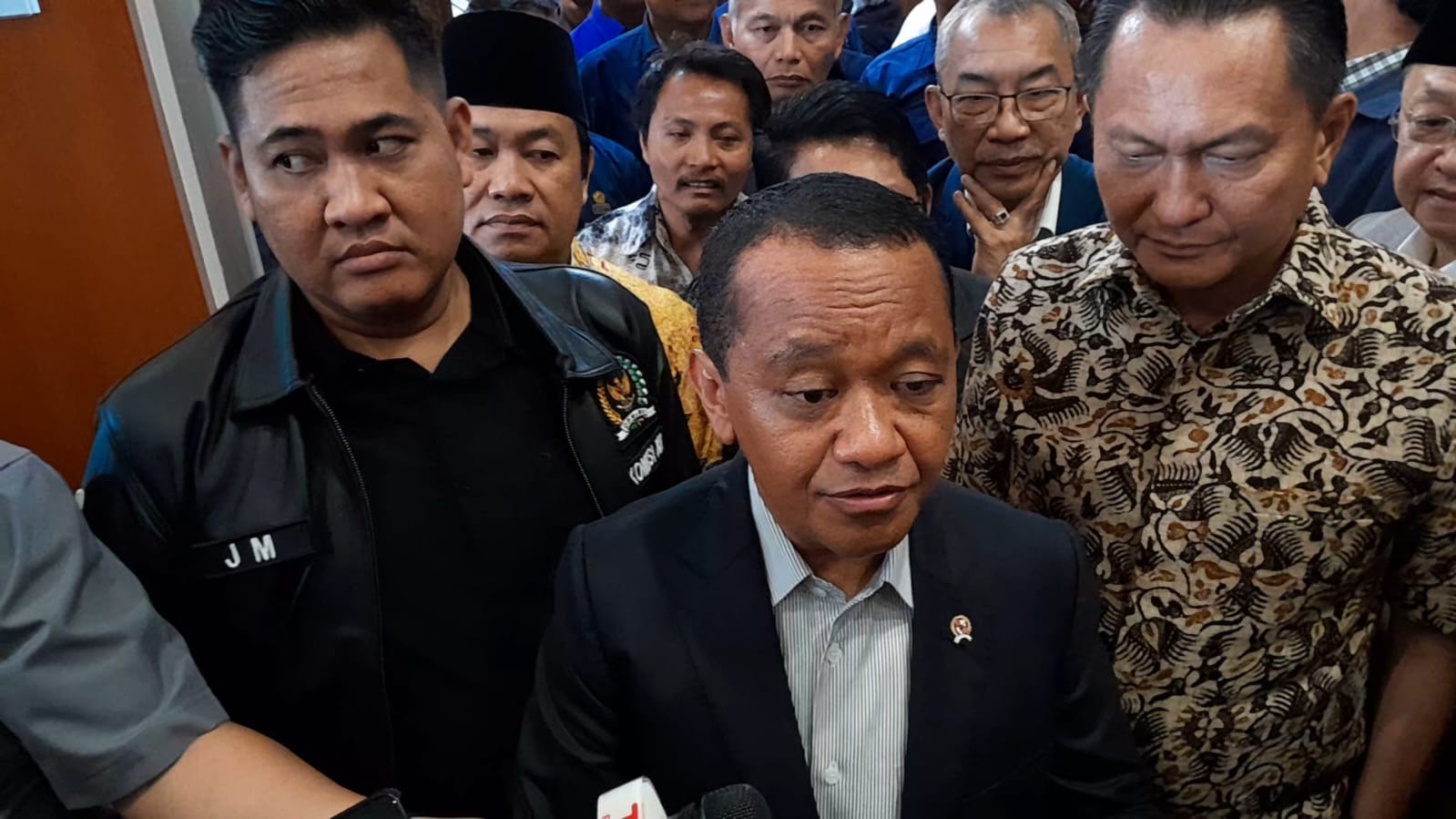 Bahlil Ungkap Kelangkaan BBM Dipicu Pihak Tertentu Antre di SPBU dengan Tujuan Lain