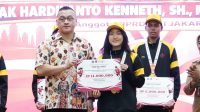 Anggota DPRD DKI Jakarta Hardiyanto Kenneth saat memberikan bonus ke atlet peraih emas di Jakarta | Ist