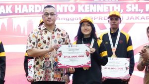 Anggota DPRD DKI Jakarta Hardiyanto Kenneth saat memberikan bonus ke atlet peraih emas di Jakarta | Ist