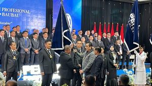 Ketua Umum Dewan Pimpinan Nasional (DPRN) Harris Arthur Hedar saat melantik 120 pengurus DPD Peradi Profesional di Kendari, Rabu, 23/9/2026, malam | Ist