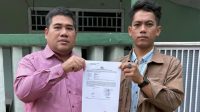 Kuasa hukum korban, Albert Sinay, dan korban berinisial S usai membuat laporan ke Polres Jakarta Selatan, Jumat, 25/9/2026 | Ist