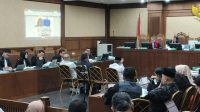 Jaksa saat menampilkan barang bukti uang ribuan dolar AS di kasus korupsi haji di Pengadilan Tipikor Jakarta, Selasa, 29/9/2026 | Syahrul Baihaqi/Forum Keadilan