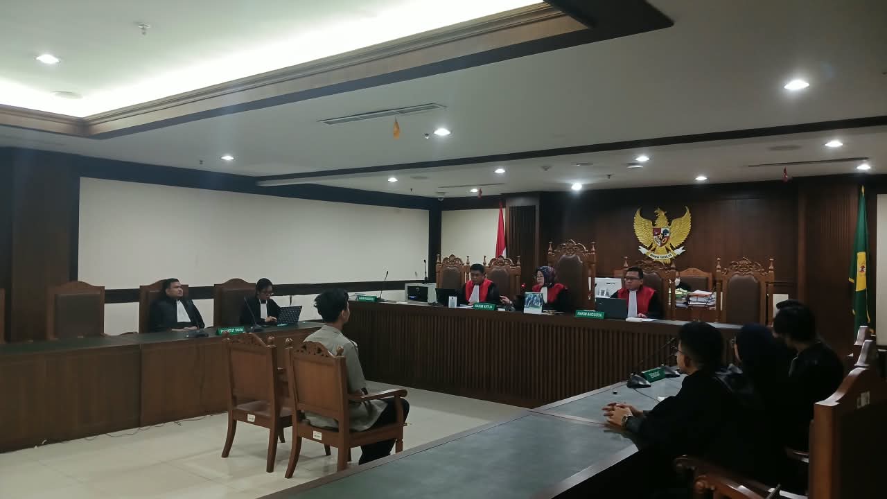 Hakim Tunda Sidang Putusan Khariq Anhar di Kasus Timpa Teks Demo Agustus 2025