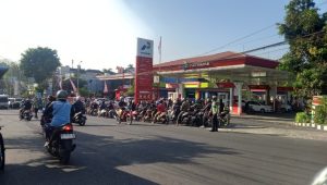 Antrean pengendara yang ingin membeli BBM di sebuah SPBU Pertamina di Bali | Ist