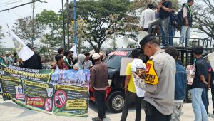 Aksi yang digelar oleh Gerakan Pemuda Islam (GPI) Kabupaten Bekasi mendesak Pemerintah Kabupaten Bekasi bersama instansi terkait memeriksa dan mengevaluasi aktivitas sejumlah perusahaan batching plant di sepanjang jalur Kalimalang-Tegal Danas | Ist