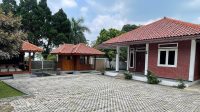 Sebuah vila yang berlokasi di Segalaherang, Kabupaten Subang, Jawa Barat yang diduga aset milik saksi dalam kasus suap Bupati Bekasi nonaktif Ade Kuswara Kunang, Yayat Sudrajat (YYS) | Ist