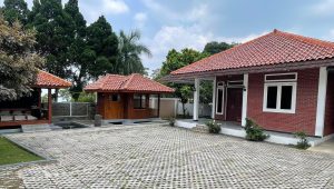 Sebuah vila yang berlokasi di Segalaherang, Kabupaten Subang, Jawa Barat yang diduga aset milik saksi dalam kasus suap Bupati Bekasi nonaktif Ade Kuswara Kunang, Yayat Sudrajat (YYS) | Ist