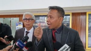 Tim Advokasi Penegak Etika, Moral dan Integritas Bangsa, Ahmad Khozinudin (kanan), di Kompleks Parlemen, Senayan, Jakarta, Senin, 12/10/2026 | Novia Suhari/Forum Keadilan