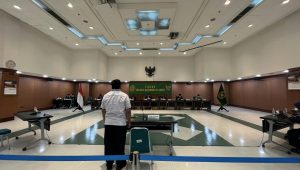Hakim PTUN Serang MNH saat mendengarkan sidang putusan yang dibacakan Majelis Kehormatan Hakim di Gedung Mahkamah Agung, Senin, 12/10/2026 | Ist