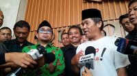Anggota Komisi II DPR RI dari Fraksi Partai Kebangkitan Bangsa (PKB) Muhammad Khozin (baju hijau kiri) di Kompleks Parlemen, Senayan, Jakarta, Selasa, 13/10/2026 | Novia Suhari/Forum Keadilan