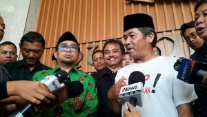 Anggota Komisi II DPR RI dari Fraksi Partai Kebangkitan Bangsa (PKB) Muhammad Khozin (baju hijau kiri) di Kompleks Parlemen, Senayan, Jakarta, Selasa, 13/10/2026 | Novia Suhari/Forum Keadilan