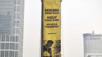 Greenpeace Indonesia membentangkan spanduk raksasa di Bundaran HI, Jakarta, pada Selasa, 20/10/2026 | Dok. Greenpeace Indonesia