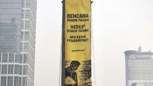 Greenpeace Indonesia membentangkan spanduk raksasa di Bundaran HI, Jakarta, pada Selasa, 20/10/2026 | Dok. Greenpeace Indonesia
