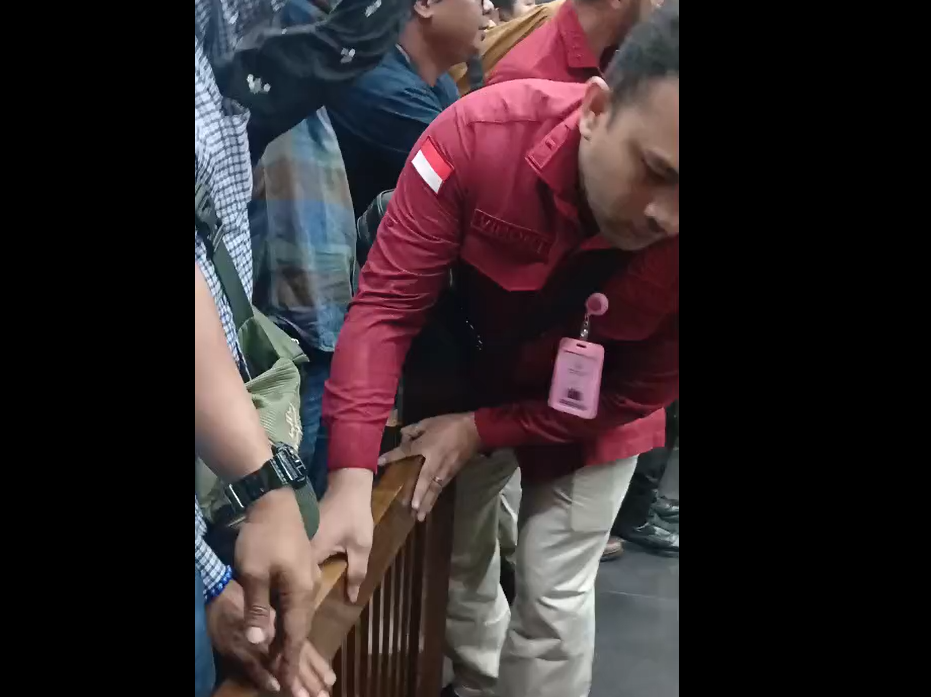 Riuh di Sidang Eks Jampidsus Febrie Adriansyah, Pagar Pembatas Sampai Rusak