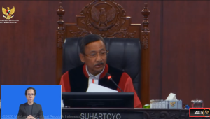 Ketua Mahkamah Konstitusi (MK) Suhartoyo saat membacakan putusan atas gugatan syarat pendidikan Wapres Gibran Rakabuming Raka, Selasa, 6/10/2026 | YouTube Mahkamah Konstitusi