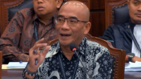 Mantan Ketua Komisi Pemilihan Umum (KPU) Hasyim Asy’ari dalam sidang perkara Nomor 01/PHPU.PRES-XXIV/2026 yang mempersoalkan syarat pendidikan Gibran Rakabuming Raka sebagai calon wakil presiden dalam pemilihan presiden (Pilpres) 2024, pada Kamis, 1/10/2026 malam. | YouTube Mahkamah Konstitusi RI