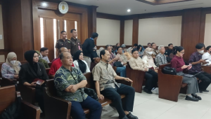 Agung Winarno (baju batik terang depan) di Pengadilan Tipikor Jakarta, Senin, 19/10/2026 | Syahrul Baihaqi/Forum Keadilan