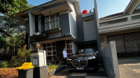 Satu unit mobil BMW listrik di rumah Ashraff Abu, suami Bupati Pekalongan nonaktif Fadia Arafiq, di Semarang, Jawa Tengah, Jumat, 23/10/2026 | Ist