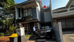 Satu unit mobil BMW listrik di rumah Ashraff Abu, suami Bupati Pekalongan nonaktif Fadia Arafiq, di Semarang, Jawa Tengah, Jumat, 23/10/2026 | Ist