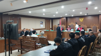 Sutradara film ‘Sang Pengadil’ Girry Pratama (kemeja putih tengah) di Pengadilan Tipikor Jakarta, Senin, 19/10/2026 | Syahrul Baihaqi/Forum Keadilan