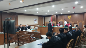 Sutradara film ‘Sang Pengadil’ Girry Pratama (kemeja putih tengah) di Pengadilan Tipikor Jakarta, Senin, 19/10/2026 | Syahrul Baihaqi/Forum Keadilan