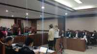Mantan Pejabat Mahkamah Agung (MA) yang juga merupakan terpidana kasus suap dan gratifikasi, Zarof Ricar, menjadi saksi dalam sidang kasus dugaan tindak pidana pencucian uang (TPPU) yang menjerat sutradara film ‘Sang Pengadil’, Agung Winarno di Pengadilan Tindak Pidana Korupsi (Tipikor) Jakarta, Senin, 26/10/2026 | Syahrul Baihaqi/Forum Keadilan