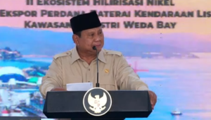Presiden Prabowo Subianto Dalam peresmian 11 proyek hilirsasi dan ekspor perdana baterai kendaraan listrik (Electric Vehicle/EV) di Halmahera Tengah, Maluku Utara, Kamis, 8/10/2026. | YouTube Sekretaiat Presiden