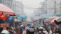Situasi kabut asap yang menyelimuti Kota Palembang, Provinsi Sumatera Selatan, pada Kamis, 8/10. Kondisi yang terjadi sejak pagi hari mengganggu aktivitas masyarakat setempat. | Dok BNPB