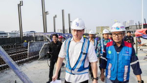 Anggota DPRD DKI Jakarta dari Fraksi PDI Perjuangan Hardiyanto Kenneth saat melakukan inspeksi mendadak (sidak) ke lokasi pembangunan Flyover Latumenten di Grogol Petamburan, Jakarta Barat, pada Kamis, 22/10/2026 | Ist